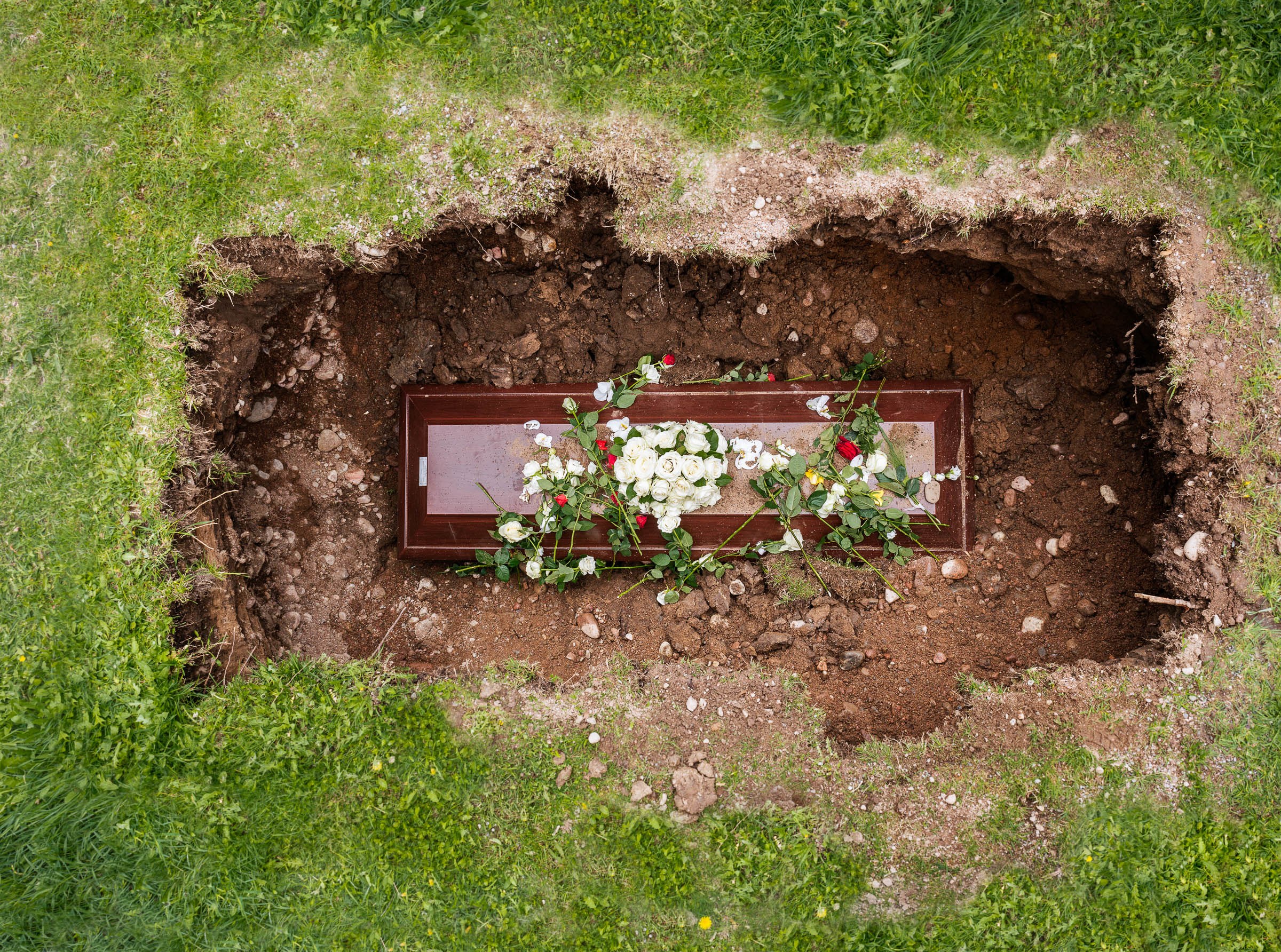Можно ли захоронить в могилу родственника
